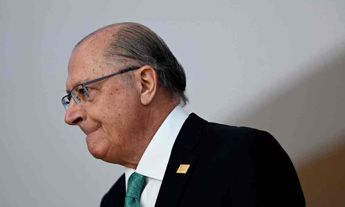Alckmin reclama de Custo Brasil, mas governo pouco faz para mudar cenário