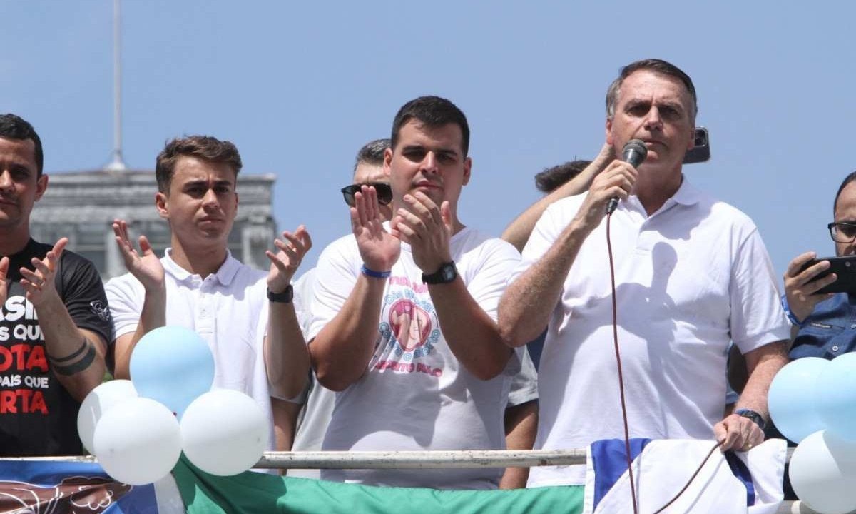 Bolsonaro ao lado do deputado federal Nikolas Ferreira (PL) e do deputado estadual Bruno Engler (PL) em ato contra o direito ao aborto em outubro de 2023, última passagem do ex-presidente por Minas -  (crédito: Edesio Ferreira/EM/D.A. Press)