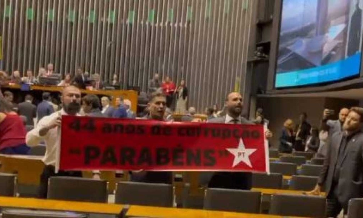 Deputados bolsonaristas levaram faixa contra o PT durante homenagem ao partido na Câmara -  (crédito: Reprodução/Lindbergh Farias)