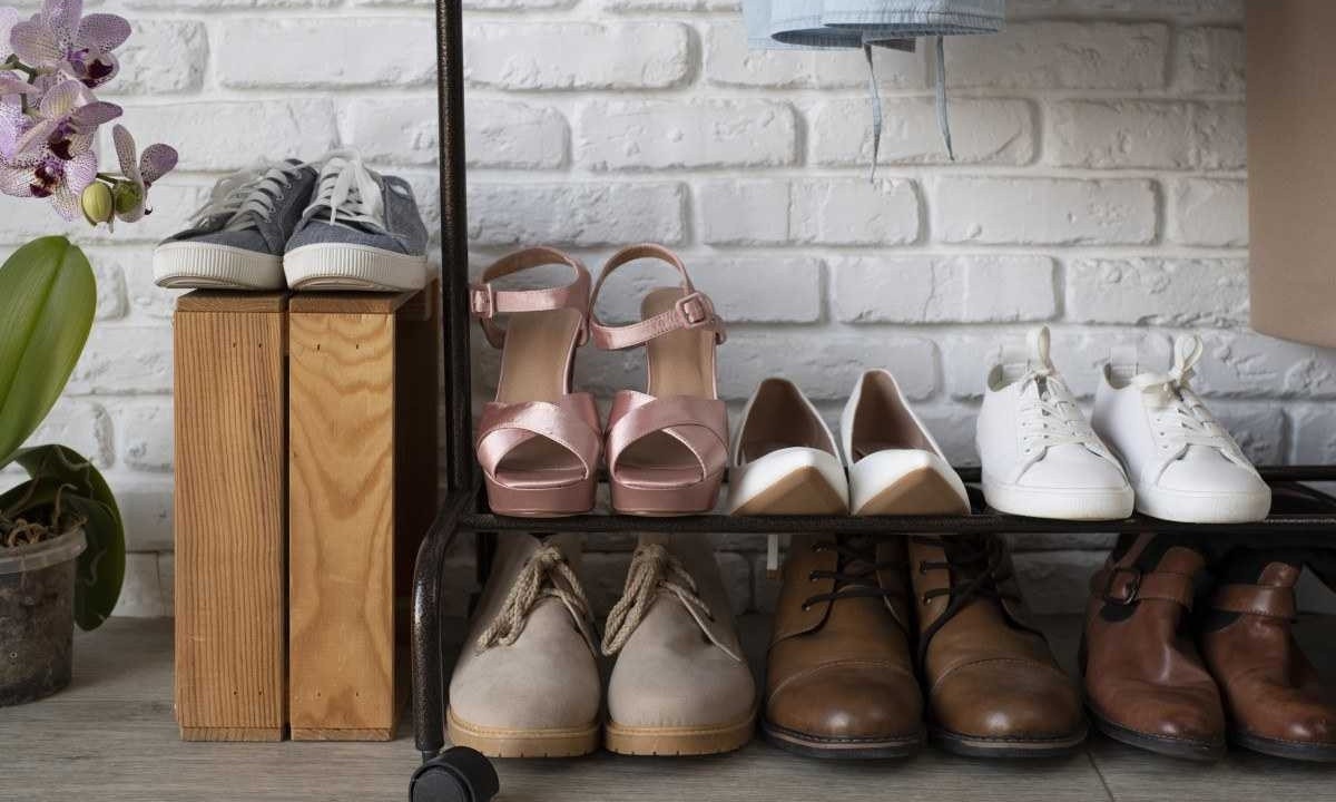 Conheça mais sobre o hábito de tirar o sapato ao entrar em casa -  (crédito: Freepik / Ilona Shorokhova)