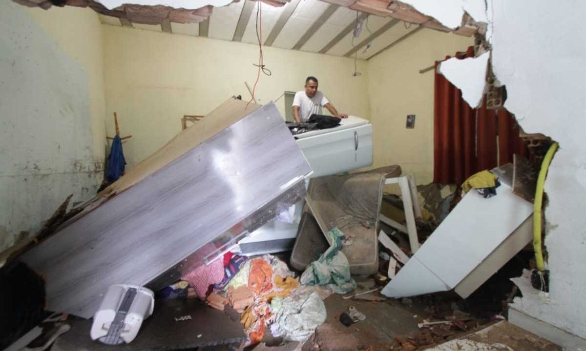 A força da agua foi tão forte que derrubou a parede de uma casa -  (crédito: Edesio Ferreira/EM/D.A Press)