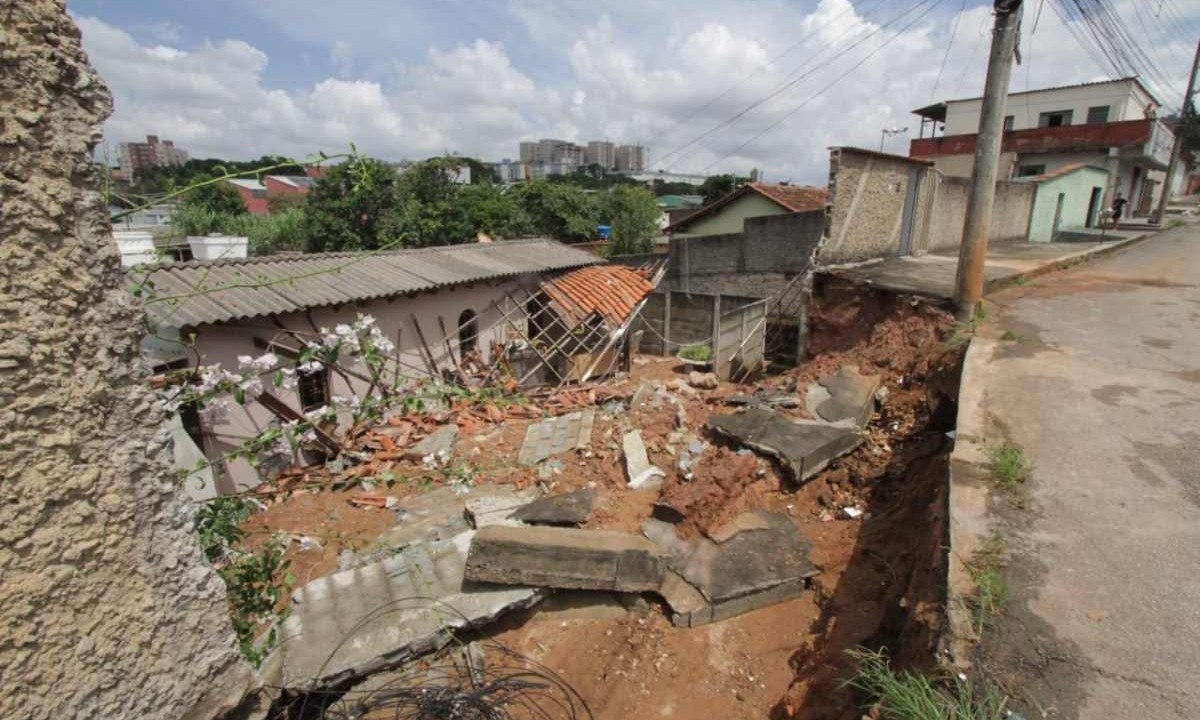 A enchente derrubou uma estrutura em cima de uma das casas da região.  -  (crédito: Edésio Ferreira / EM / DA Press)
