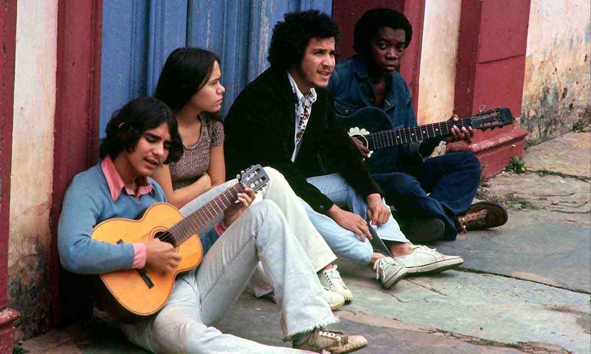 Integrantes do Clube da Esquina durante viagem a passeio a Diamantina, em 1971; documentário usa fotos e vídeos de arquivo -  (crédito: Juvenal Pereira/O Cruzeiro/Arquivo EM)