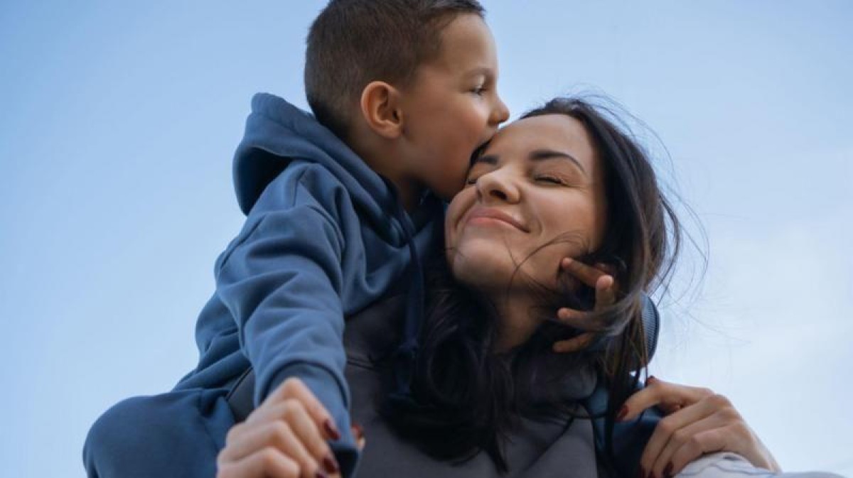 'Seja seus próprios pais sábios': a psicóloga que incentiva adultos a cuidarem de sua criança interior para superar traumas 