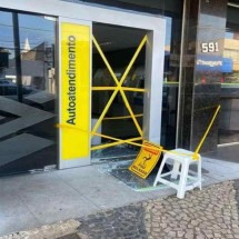 Homem não consegue pagar boleto e quebra porta de vidro de agência bancária - Divulgação/PM