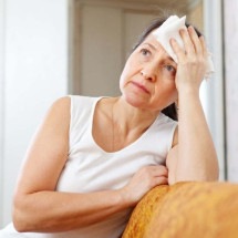 Média de idade da mulher entrar na menopausa no Brasil é 48 anos; somente metade delas faz tratamento  - bearfotos/ freepik