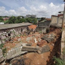 Enchente derruba muro em cima de casa em Contagem: ‘pensei na minha família’ - Edésio Ferreira / EM / DA Press