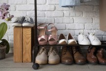 Tirar os sapatos ao entrar em casa: entenda tudo sobre o hábito