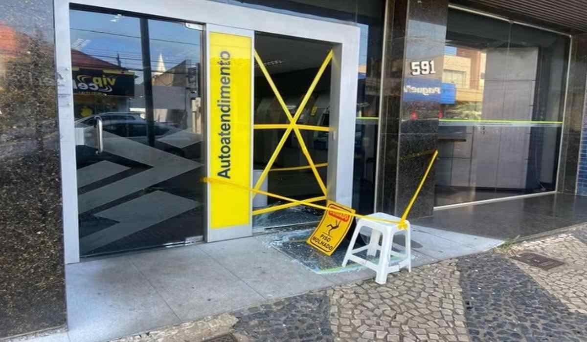 Agencia do Banco do Brasil em Patos de Minas teve porta quebrada  -  (crédito: Divulgação/PM)