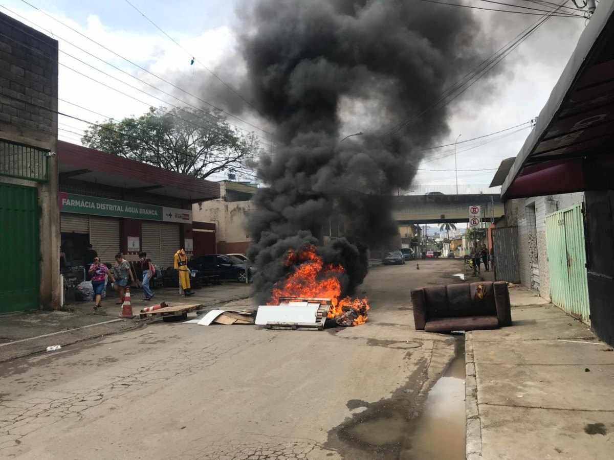 Contagem: moradores colocam fogo em sofás como protesto por enchente