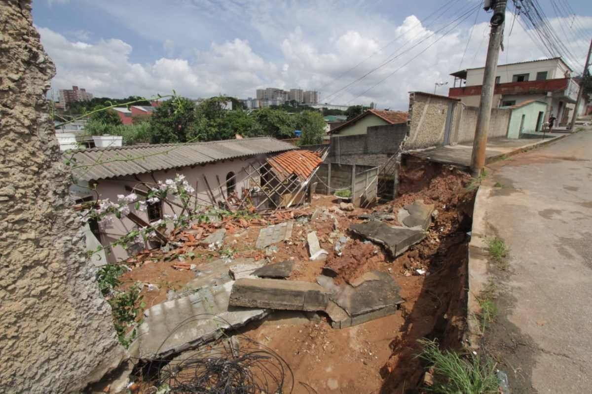 Enchente derruba muro em cima de casa em Contagem: ‘pensei na minha familia’