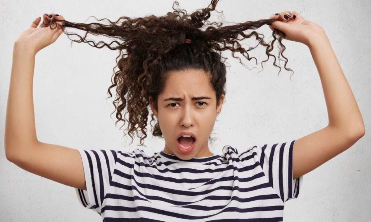 Técnica hair popping se torna viral no TikTok ao ensianr puxar o cabelo para tratar dor de cabeça , o que traz risco de alopecia -  (crédito: wayhomestudio/Freepik)