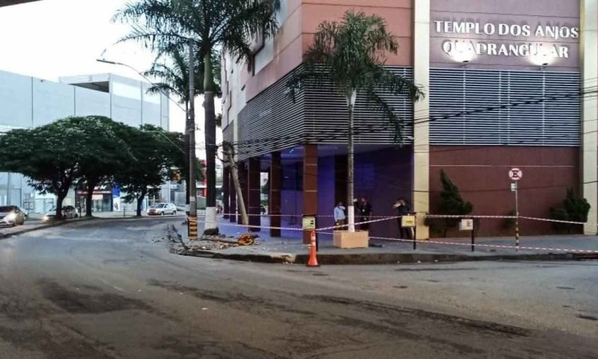 Rua Cuiabá com Avenida Silva Lobo está fechada devido acidente no início da manhã desta quinta (21) -  (crédito: BHTrans/Reprodução)
