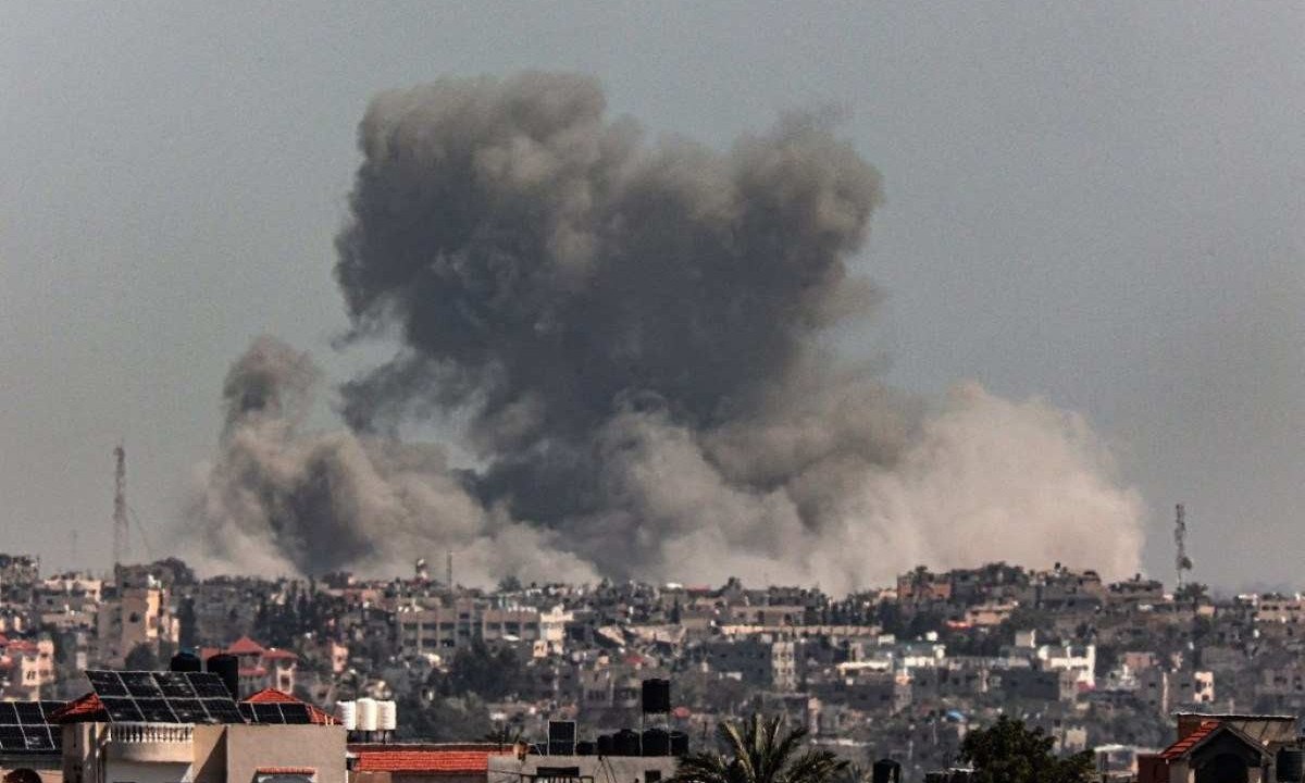  Bombardeio israelense contra Khan Yunis, fotografado de Rafah, na Faixa de Gaza -  (crédito: SAID KHATIB / AFP)