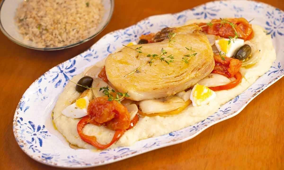 Bacalhau de pirarucu com musseline de batata e leite de coco, tomates confitados, legumes refogados e arroz de castanhas brasileiras do restaurante Do Peixe