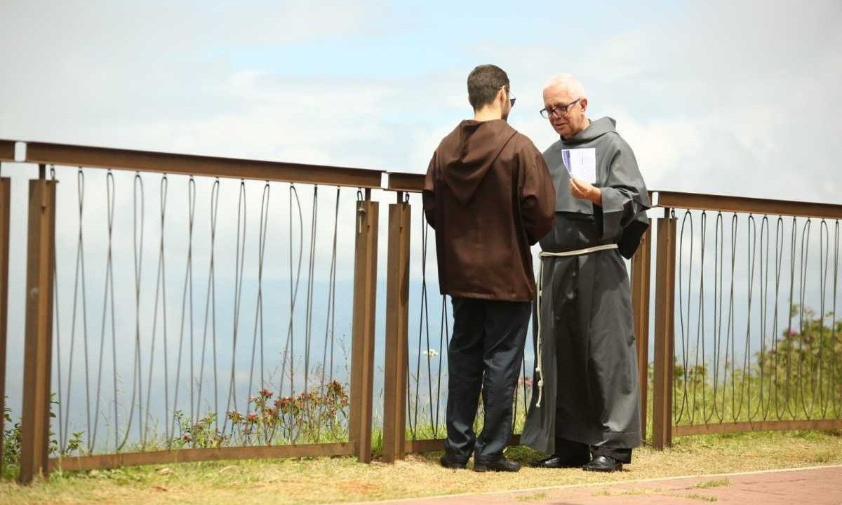 Religiosos de várias cidades da Região Metropolitana de Belo Horizonte se confessam em duplas, ao ar livre ou no interior da basílica.
 -  (crédito: ARQUIDIOCESE DE BELO HORIZONTE/DIVULGAÇÃOARQUIDIOCESE DE BELO HORIZONTE/DIVULGAÇÃO)