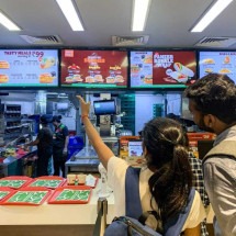 Burger King é condenado a indenizar funcionário obrigado a alterar validade de produtos - Arun SANKAR / AFP