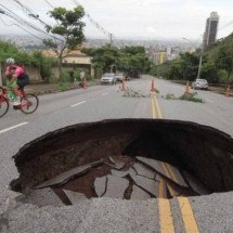 Cratera no Belvedere: obra seguirá parada por falta de segurança - Edesio Ferreira/EM/D.A Press
