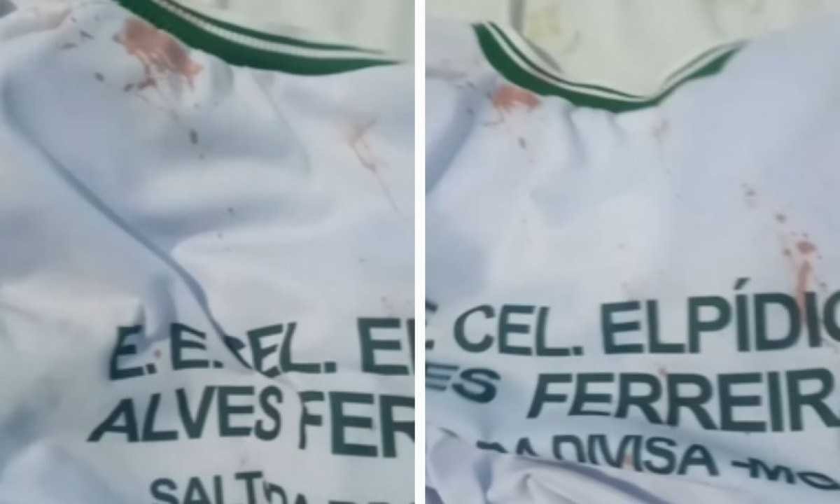 Adolescente mostra camisa suja de sangue depois de ataque à escola