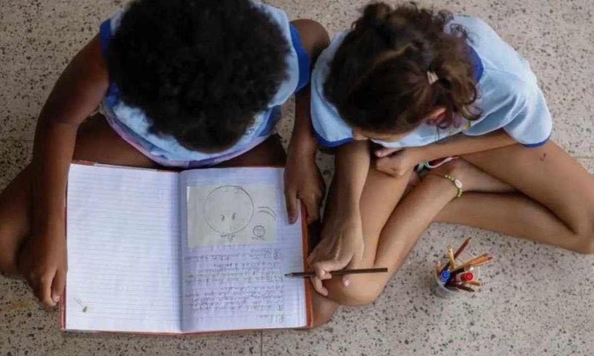 Houve avanço na escolarização das crianças, chegando a 98,7% para crianças de 0 a 3 anos e 92,9% para crianças de 4 a 5 anos -  (crédito: Agência Brasil)