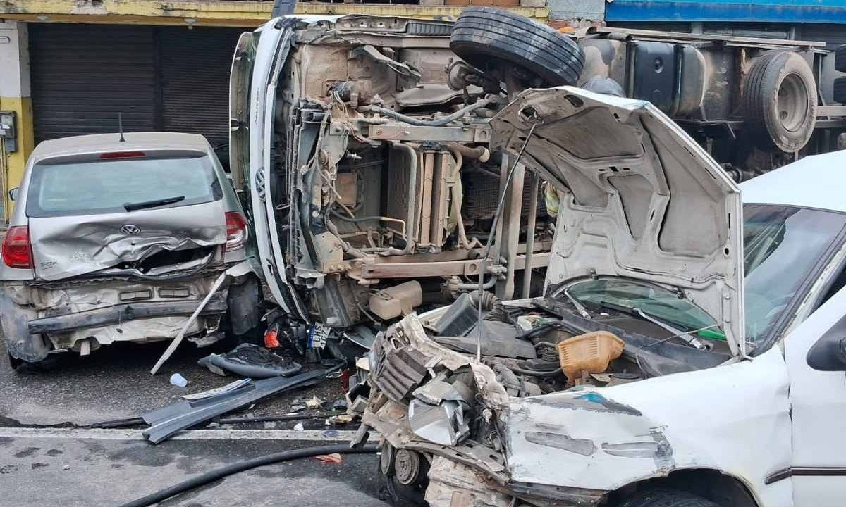 Caminhão desgovernado tombou e destruiu carros -  (crédito: Cyro Neves / Rádio Tupi)