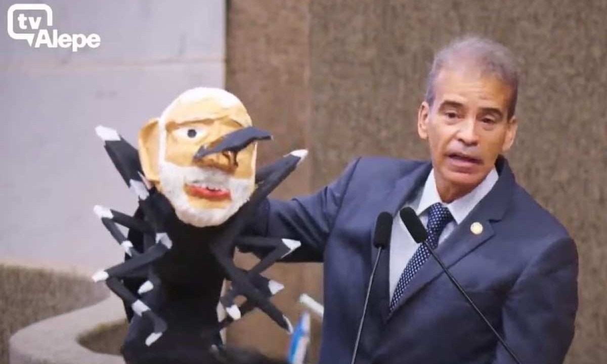 Coronel Alberto Feitosa exibiu um boneco do Lula como mosquito da dengue -  (crédito: TV Alepe/Reprodução)