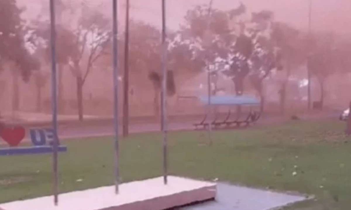 Tempestade de areia assustou moradores -  (crédito: Reprodução/Redes Sociais)