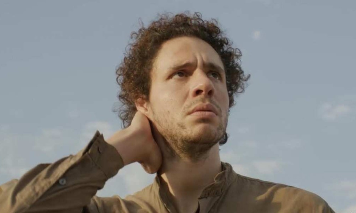 Ian Braga interpreta o artesão Chico Santos em "Vivo ou morto", filme de Diego Rocha -  (crédito: Globo Minas/Divulgação)