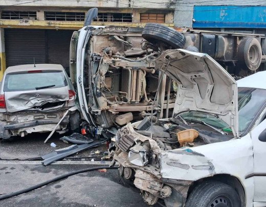 Caminhão desgovernado tombou e destruiu carros -  (crédito: Cyro Neves / Rádio Tupi)
