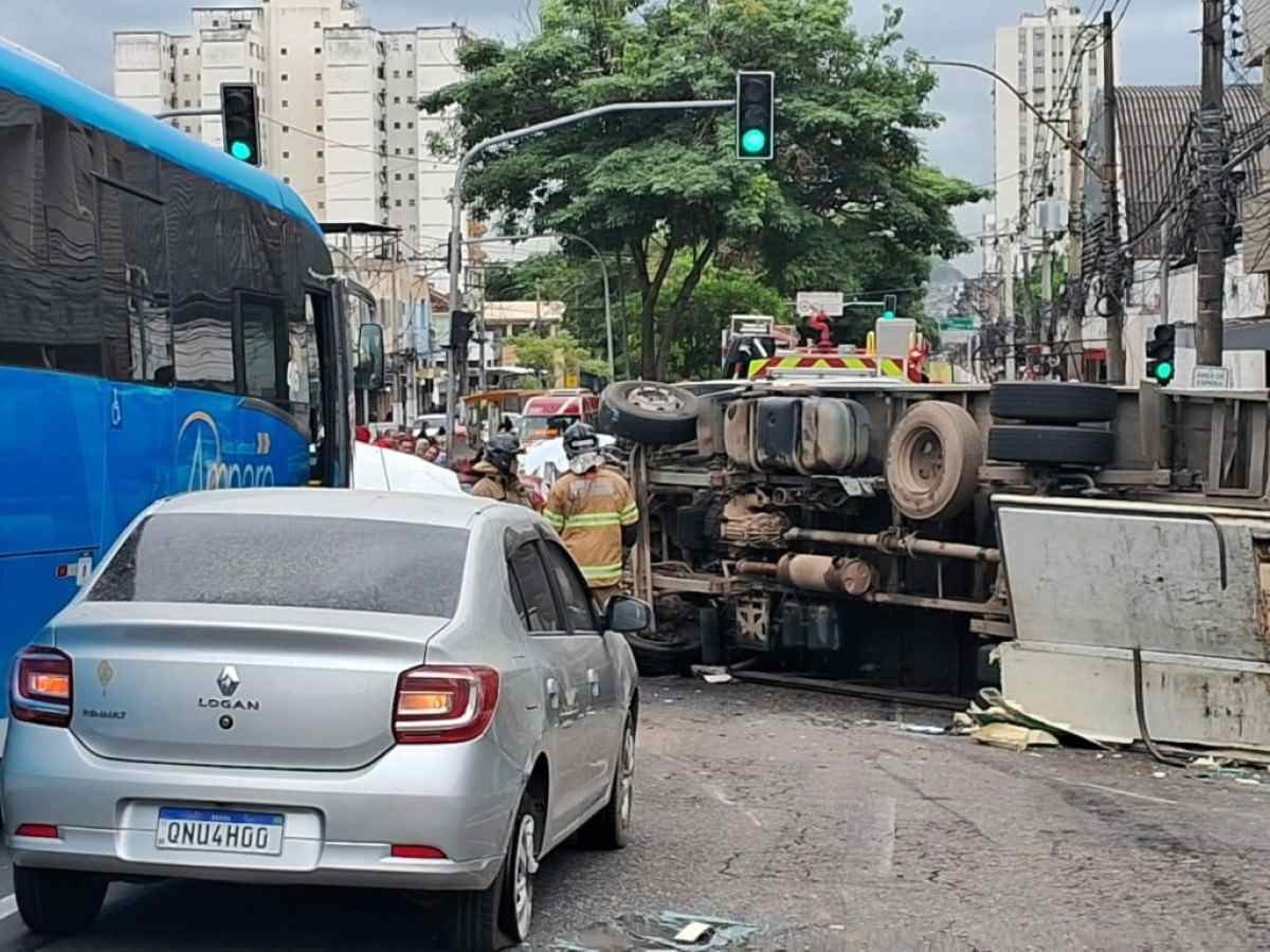 Trânsito ficou complicado no entorno do acidente em Niterói