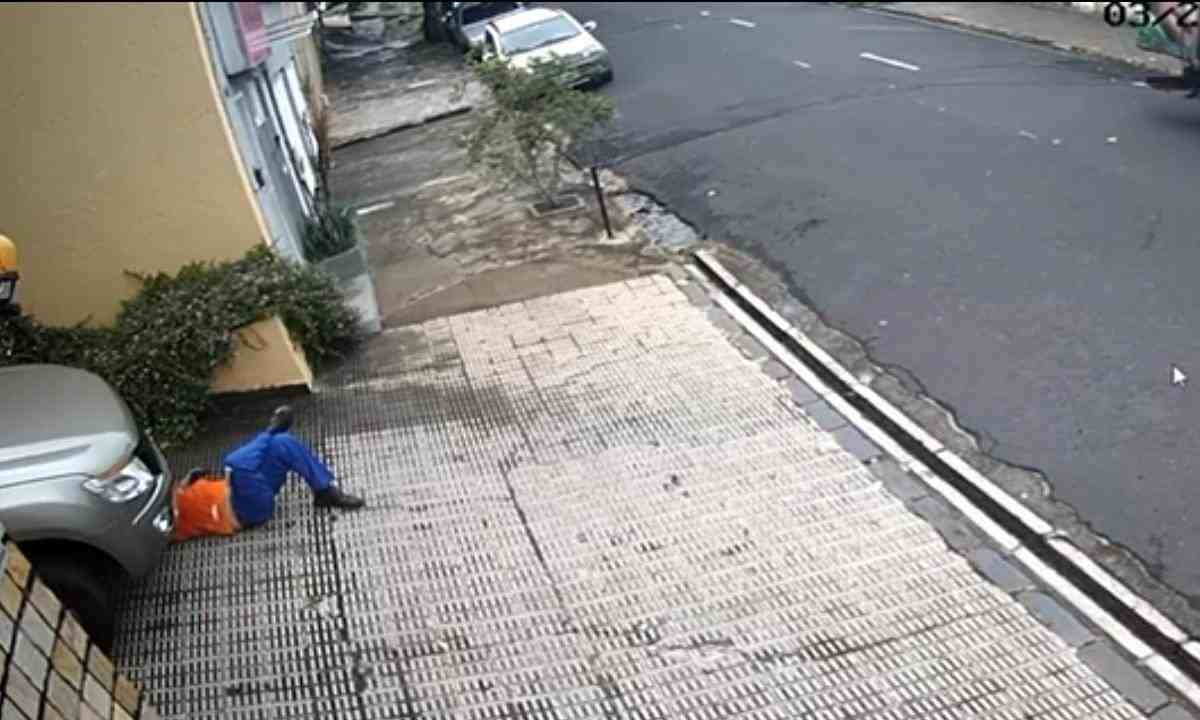 Gari se deita para descansar em calçada e é atropelado; veja o vídeo