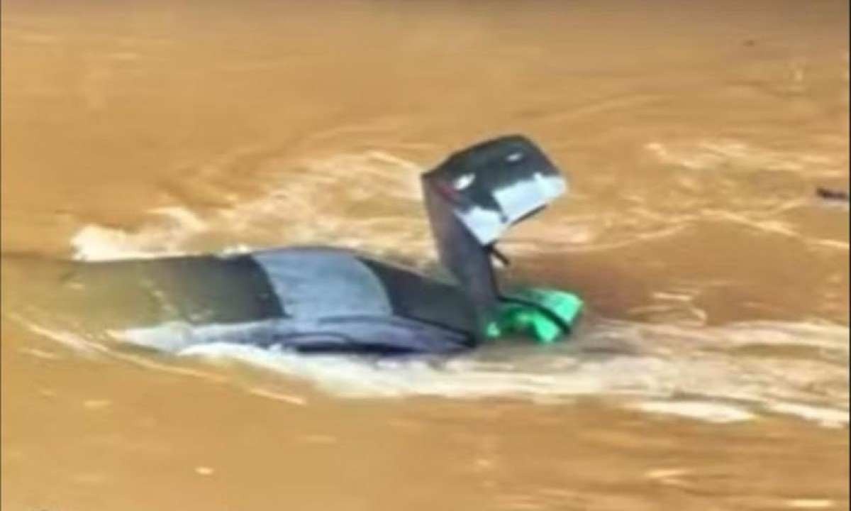 Homem deixa carro em lava-jato e o encontra boiando em rio