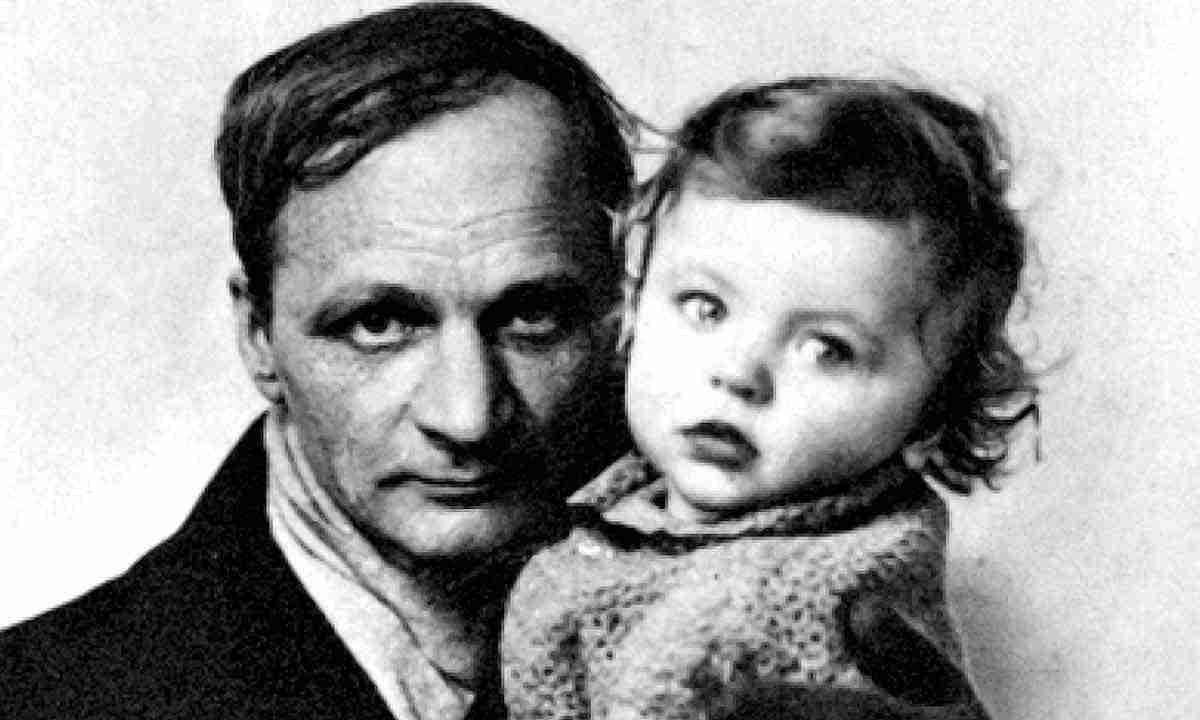 Andrei Platônov com a filha: em diversos contos, os personagens adultos do escritor se parecem com crianças, pela inocência, ingenuidade e impossibilidade de viver no mundo dos adultos -  (crédito: reprodução)