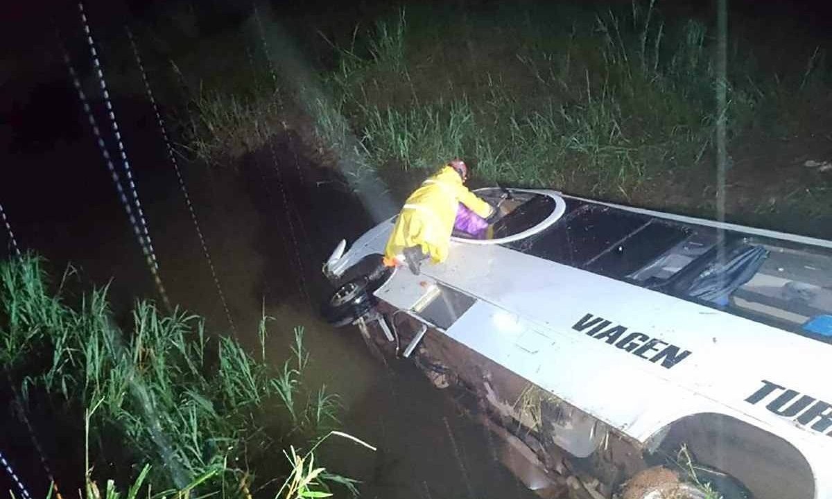 Ônibus com estudantes de Divino sai da pista e capota indo parar no Rio Manhuaçu deixando 18 feridos -  (crédito: Sala de Imprensa/CBMMG)