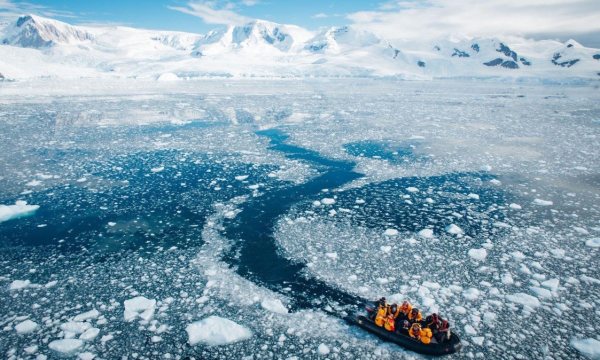 A neve e o mar podem desaparecer mesmo durante o verão na Estação de Pesquisa Rothera. Mas, no inverno, ela fica completamente isolada -  (crédito: British Antarctic Survey)