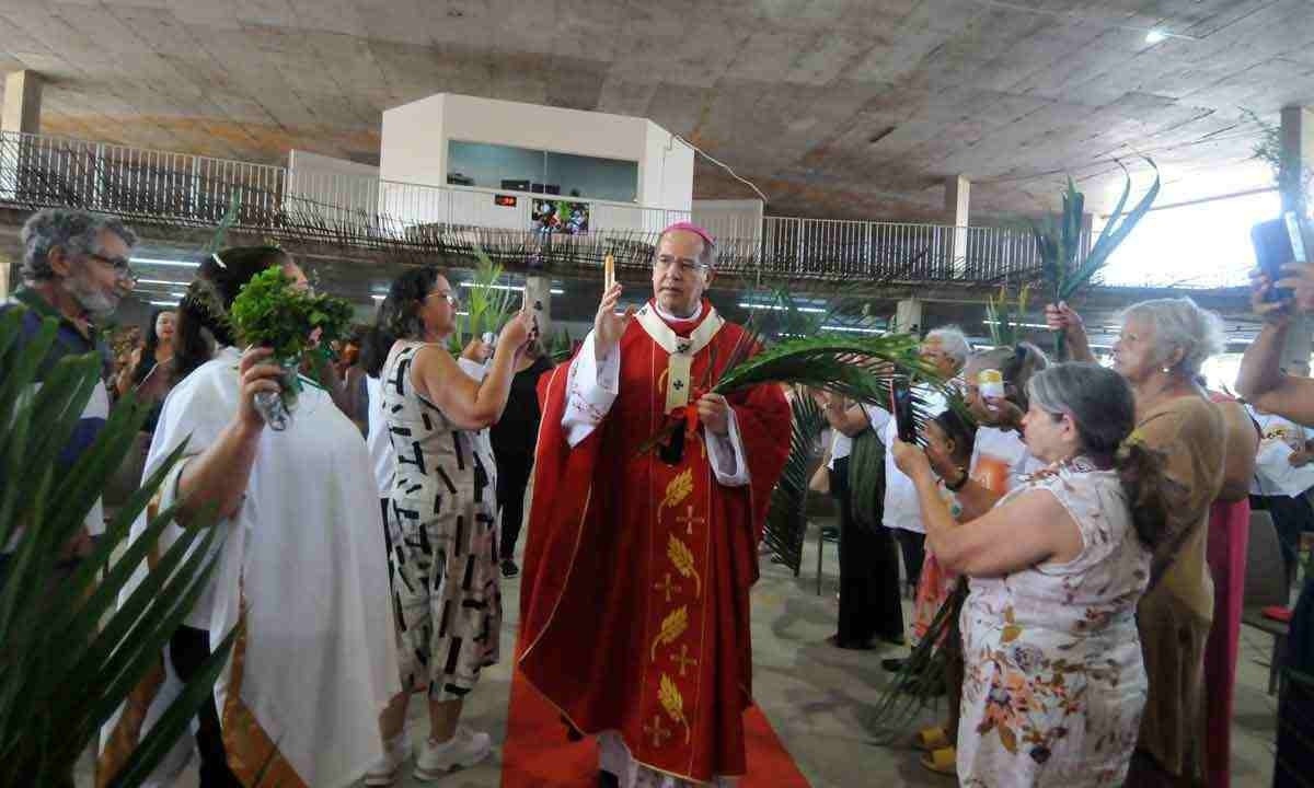 Bênção de ramos na Catedral Cristo Rei, no ano passado: ritual se repete hoje, seguido de missa, às 10h30, Presidida por dom walmor -  (crédito: Alexandre Guzanshe/EM/D.A. Press 2/4/23)