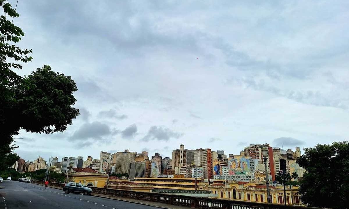 Em meio a grandes volumes de chuva Belo Horizonte amanheceu nublada e há previsão de tempestades -  (crédito: Túlio Santos/EM/D.A.Press)