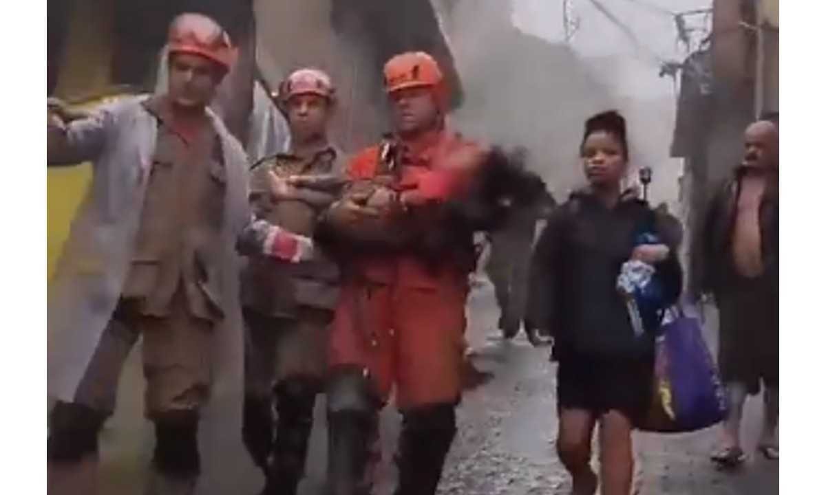 Vídeo: Criança de 4 anos é retirada viva de escombros em Petrópolis