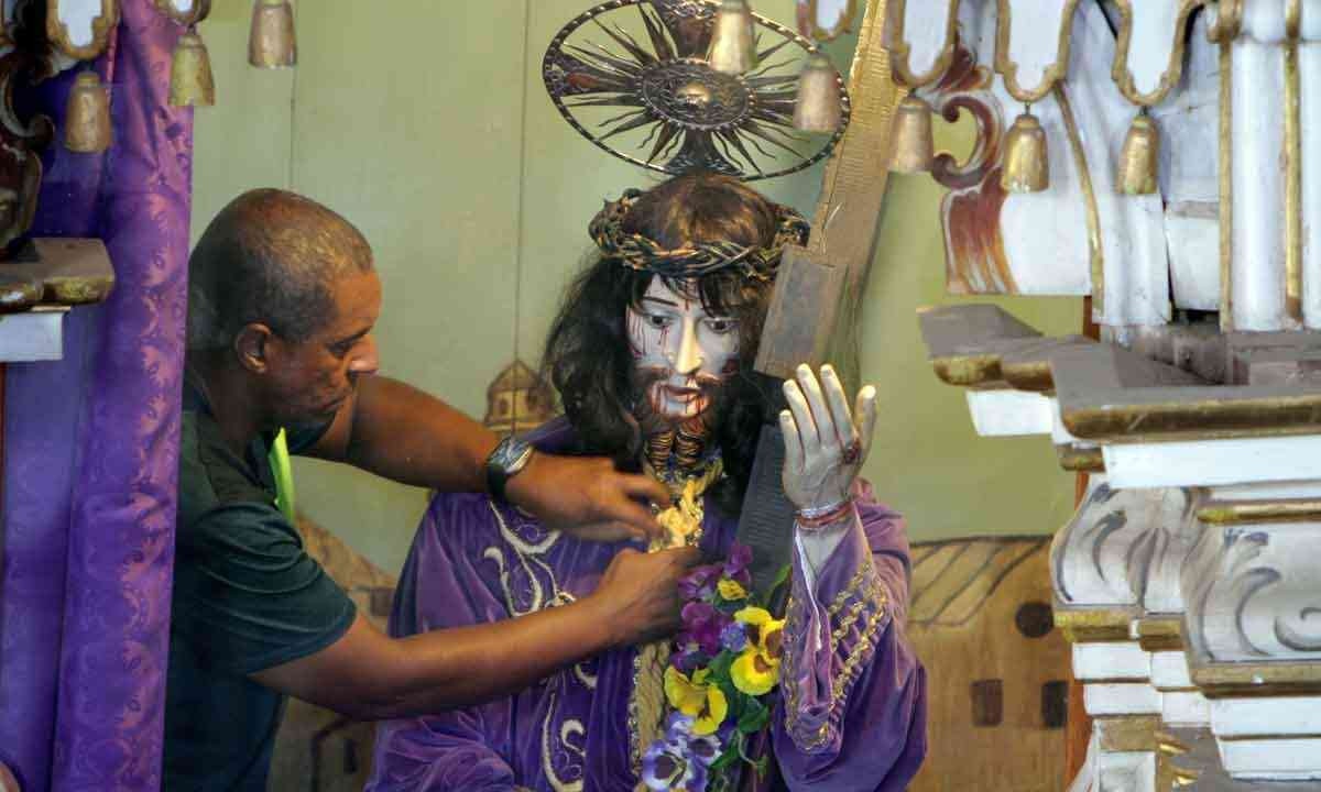 Em Santa Luzia, Jesus e Maria são vestidos com fervor