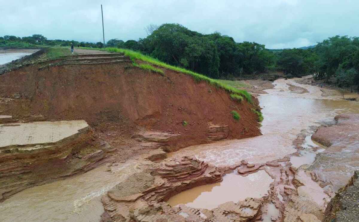 Cheia de uma represa fez com que a água começasse a passar por cima da barragem, levando partes do maciço -  (crédito: Corpo de Bombeiros/Divulgação)