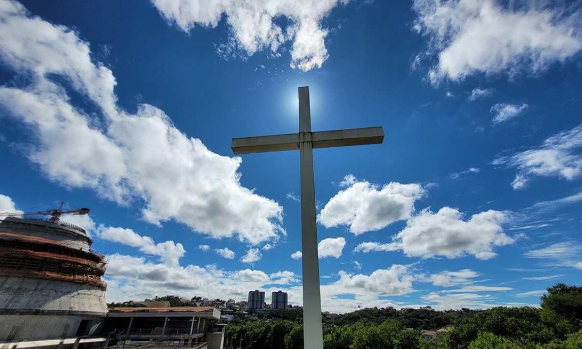 Nuvens circundam a Catedral Cristo Rei, em Nova Lima, o dia e tarde deve ter tempestades segundo previsão -  (crédito: Gladyston Rodrigues/EM/D.A.Press)