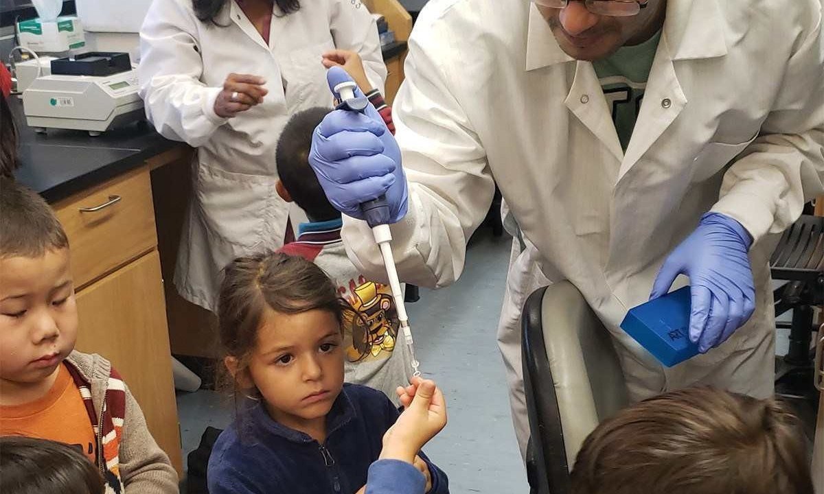 Gepoliano traz crianças para mostrar avanços da pediatria, uma das especialidades onde procura talentos  -  (crédito: Arquivo Pessoal)