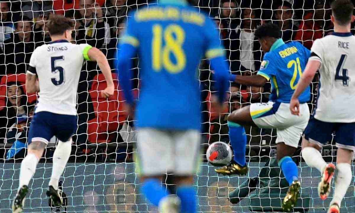 Endrick marca o gol da vitória do Brasil no amistoso sobre a Inglaterra por 1 a 0, neste sábado, na convincente estreia de Dorival Júnior -  (crédito: Glyn KIRK / AFP)