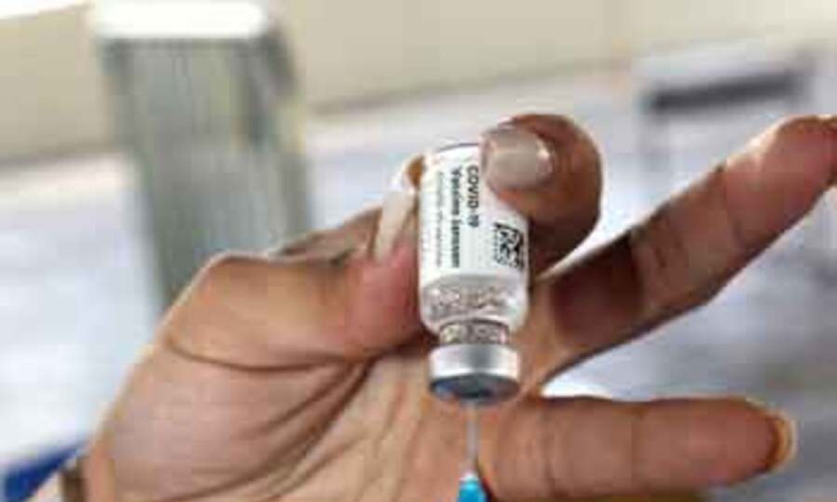 Profissional prepara dose de vacina trivalente contra a influenza -  (crédito: Jair Amaral/EM/D.A Press – 28/5/22)