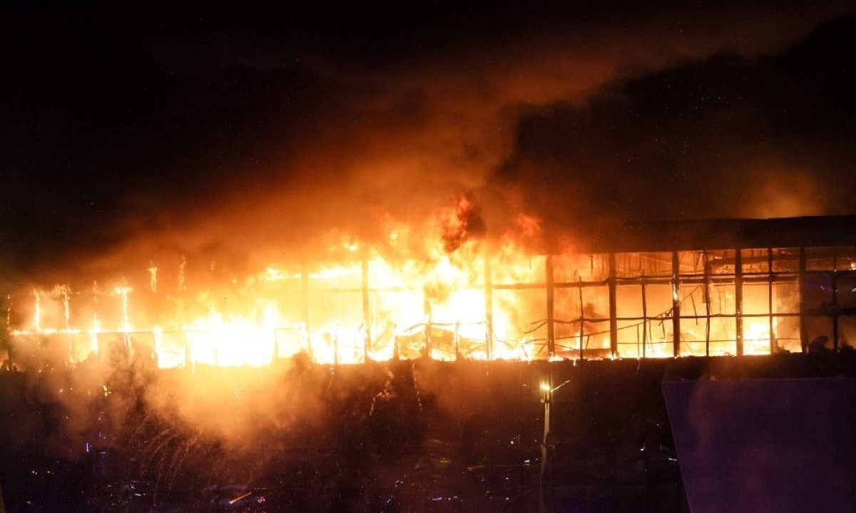  Sala de concertos Crocus City Hall em chamas após o tiroteio em Krasnogorsk, nos arredores de Moscou -  (crédito: STRINGER / AFP)