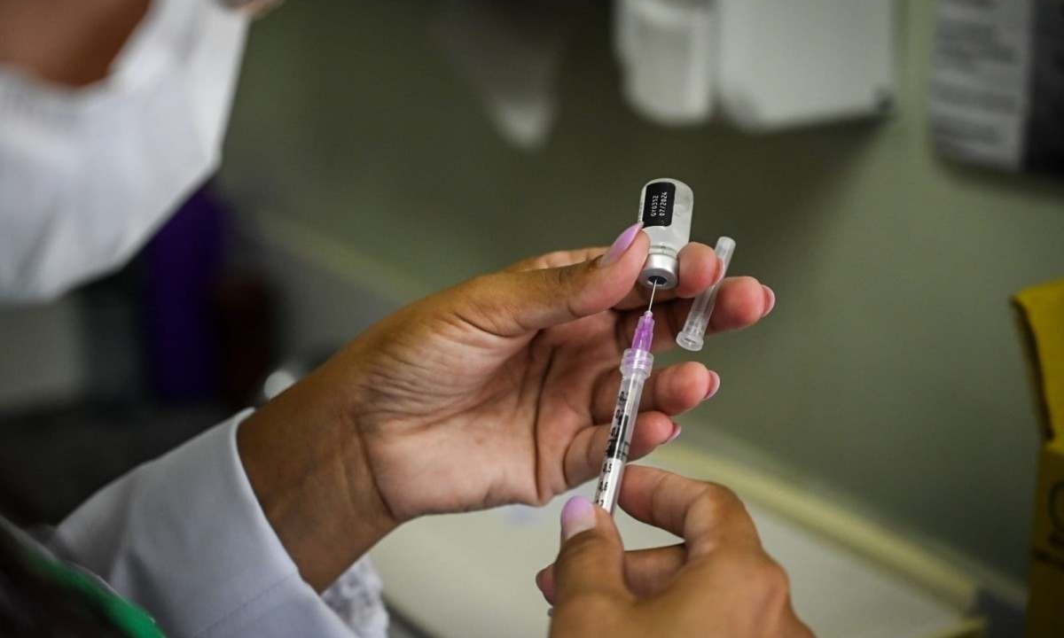 Doses de vacina contra a gripe estão disponíveis nos 152 centros de saúde da capital, de segunda a sexta-feira, das 8h às 17h -  (crédito: Leandro Couri / EM / D.A Press)