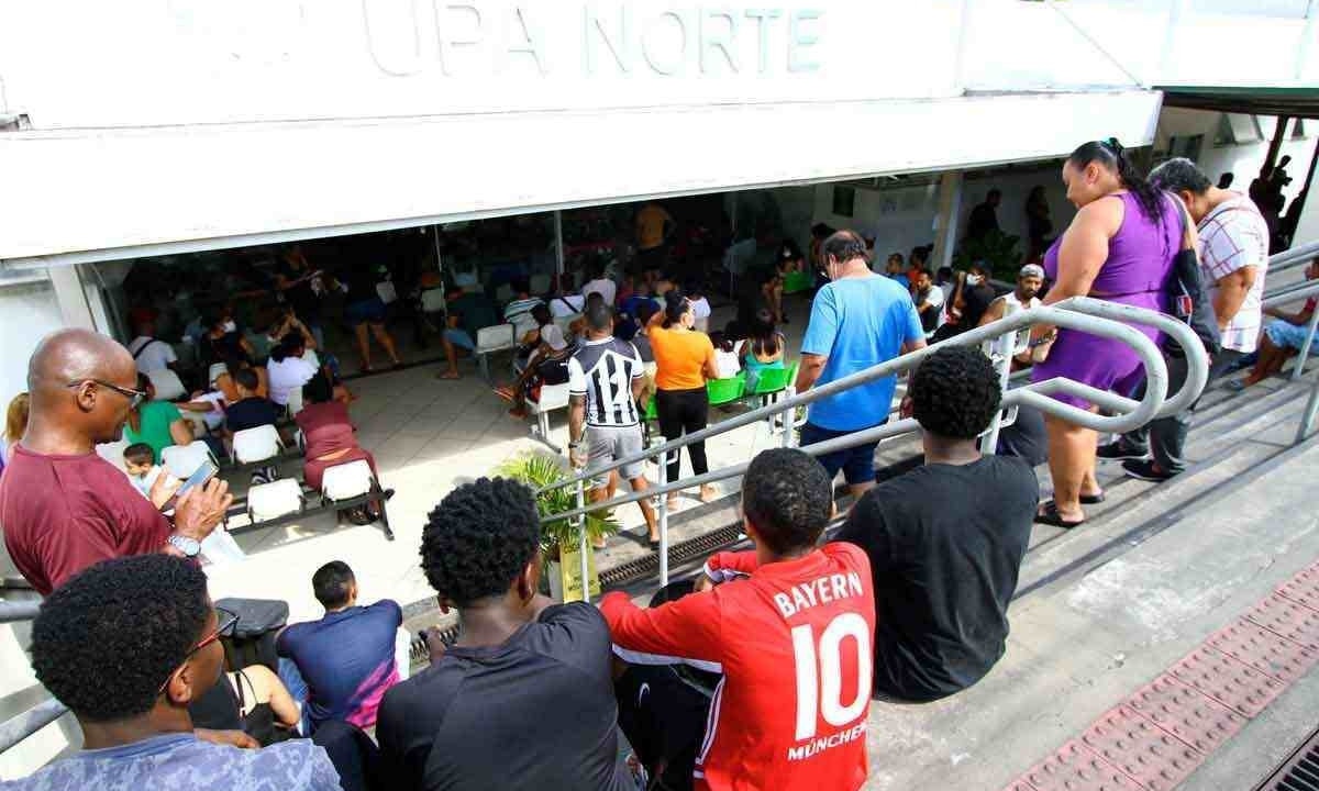 pacientes aguardam consulta na UPA Norte: no começo do mês, hospital de campanha para pessoas com sintomas da dengue foi instalado ao lado da unidade de pronto atendimento -  (crédito: Marcos Vieira /EM/DA. Press – 3/3/24)