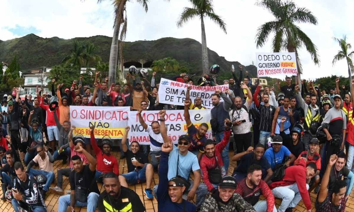 Motociclistas entregadores por aplicativo protestam em BH e pedem direitos -  (crédito: Leandro Couri/EM/D.A Press)