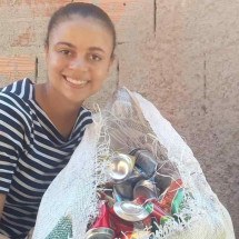 Filha vende recicláveis para ajudar com gastos de casa e universidade - Ana Luiza Teodoro/Divulgação