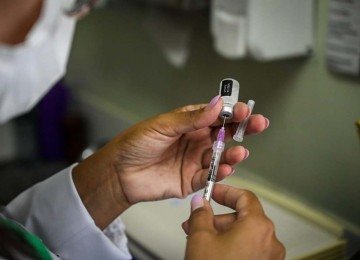 Doses de vacina contra a gripe estão disponíveis nos 152 centros de saúde da capital, de segunda a sexta-feira, das 8h às 17h -  (crédito: Leandro Couri / EM / D.A Press)